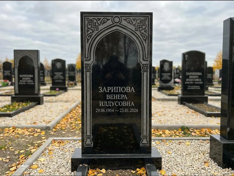 Мусульманский памятник: фигурная стела с михраб-нишей — гравировка мечети в михраб-арке с орнаментом, светлая гравийная отсыпка, работа «Зарипова» в Норильске