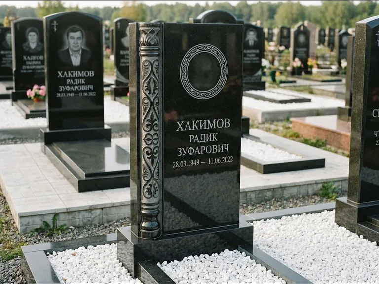 Мусульманский памятник: стела с боковой резной орнаментальной колонной — детализированная гравировка мечети Кул-Шариф, белая мраморная крошка, работа «Хабибуллин» в Норильске