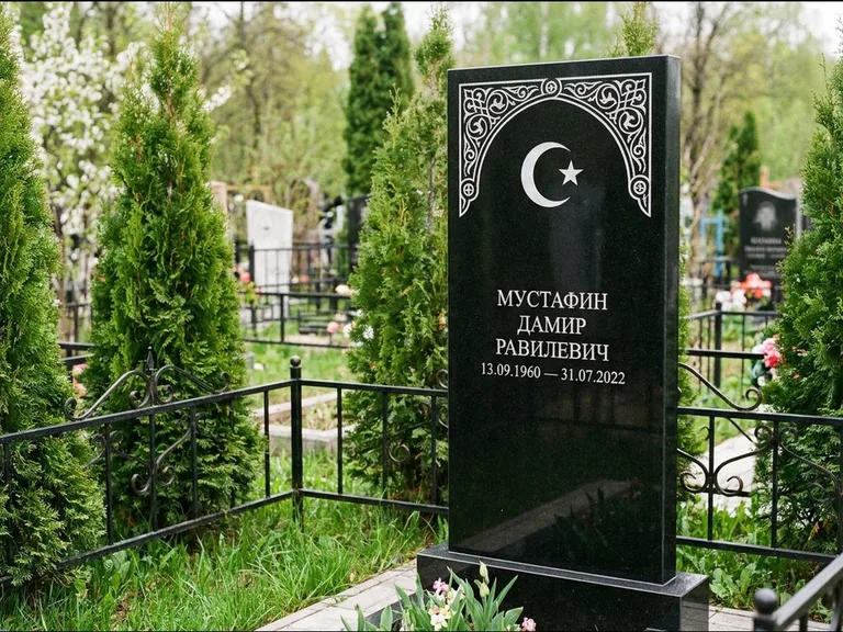 Мусульманский памятник — полумесяц со звездой и орнамент-бордюр, работа «Мустафин» в Норильске