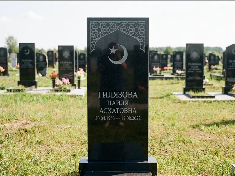 Мусульманский памятник: узкая вертикальная стела-пилон с полумесяцем — гравировка мечети в михраб-арке с орнаментом, открытая лужайка без ограды, работа «Ибрагимова» в Норильске