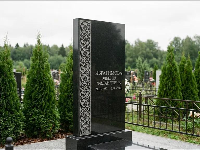 Мусульманский памятник — колонна ислими по краю стелы, работа «Ибрагимова» в Норильске