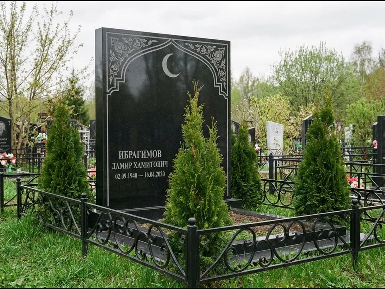 Памятник с гравировкой полумесяца — гравировка полумесяца в восточной арке с орнаментом, работа «Ибрагимов» в Норильске