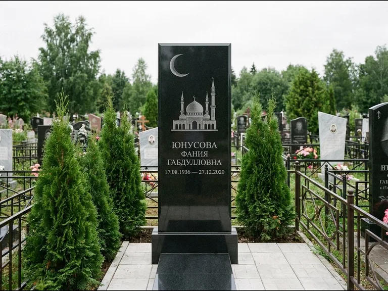 Памятник с гравировкой полумесяца — гравировка полумесяца над силуэтом мечети, работа «Юнусова» в Норильске