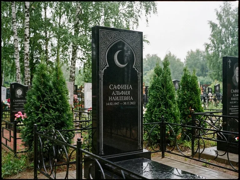 Памятник с гравировкой полумесяца — гравировка полумесяца в восточной арке с орнаментом, работа «Сафина» в Норильске