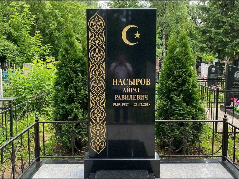 Памятник с гравировкой полумесяца — золочёный полумесяц и колонна растительного орнамента-ислими, работа «Насыров» в Норильске