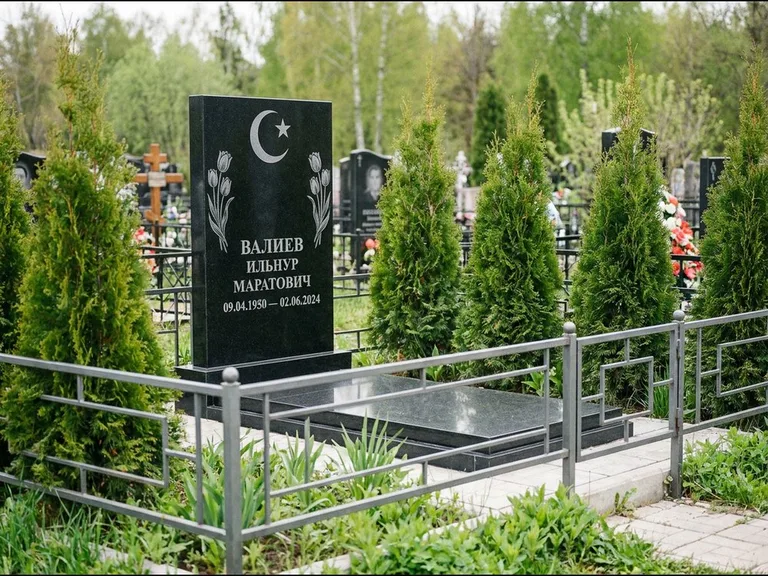 Памятник с гравировкой полумесяца — гравировка полумесяца со звездой и тюльпанами по бокам, работа «Валиев» в Норильске