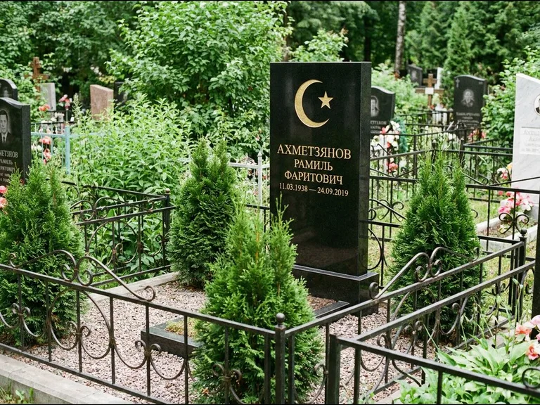 Памятник с гравировкой полумесяца — золочёная гравировка полумесяца со звездой в верхней части с, работа «Ахметзянов» в Норильске