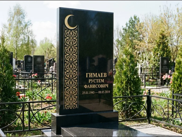 Памятник с гравировкой полумесяца — золочёный полумесяц и колонна растительного орнамента-ислими, работа «Гимаев» в Норильске
