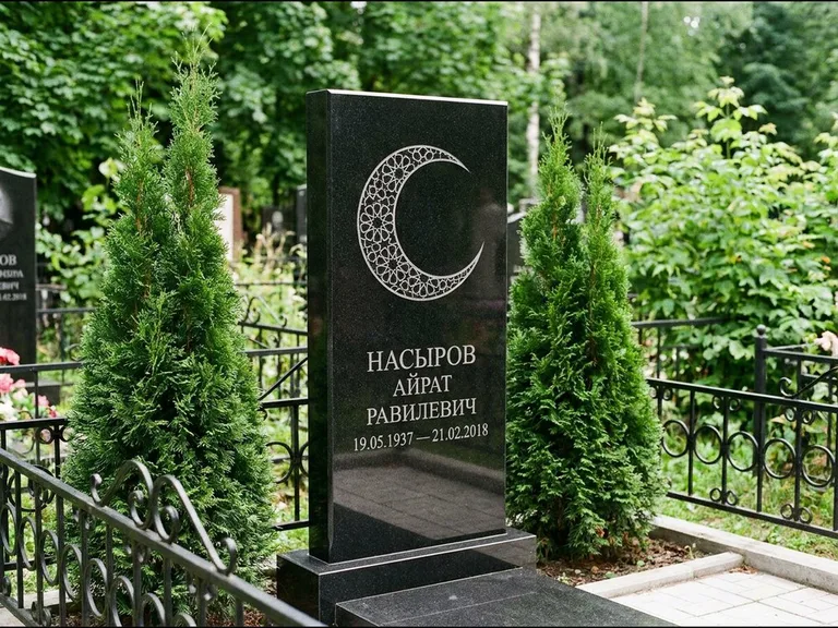 Памятник с гравировкой полумесяца — гравировка полумесяца в геометрическом орнаменте-гирихе, работа «Насыров» в Норильске