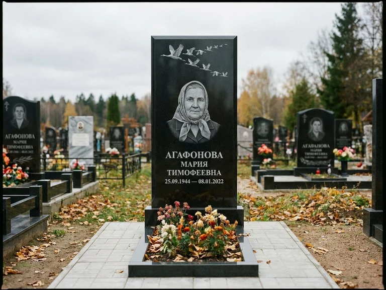 Гравировка журавлей на памятник в Норильске — памятник из чёрного гранита с гравировкой