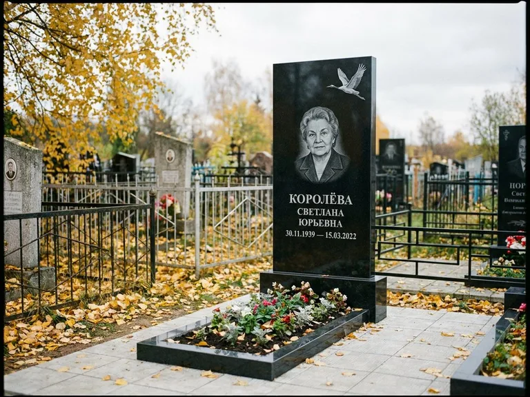 Памятник с гравировкой журавлей — белая гравировка клина журавлей, уходящего в верхний угол ст, работа «Королёва» в Норильске