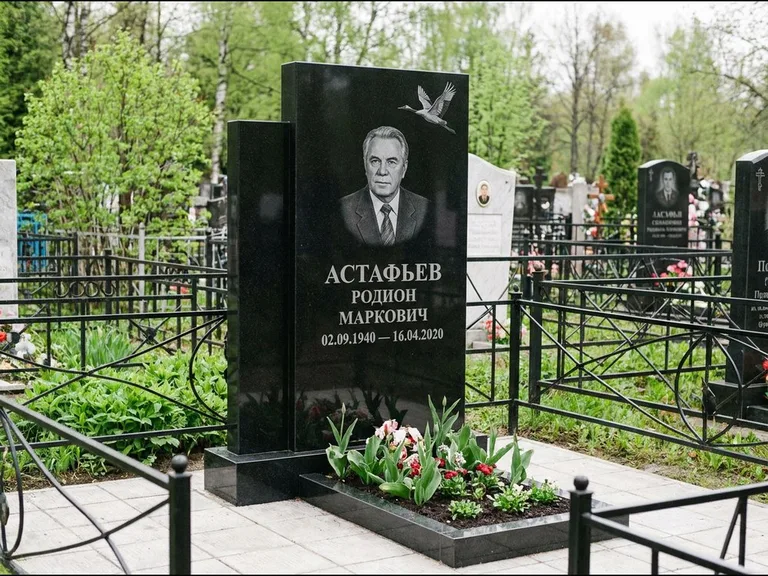 Памятник с гравировкой журавлей — гравировка одиночного летящего журавля над портретом, работа «Астафьев» в Норильске