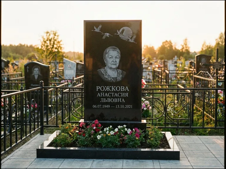 Памятник с гравировкой журавлей — гравировка клина журавлей на фоне солнечного диска, работа «Рожкова» в Норильске
