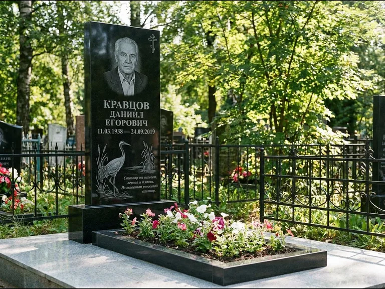 Памятник с гравировкой журавлей — гравировка журавля у камышей рядом с эпитафией, работа «Кравцов» в Норильске