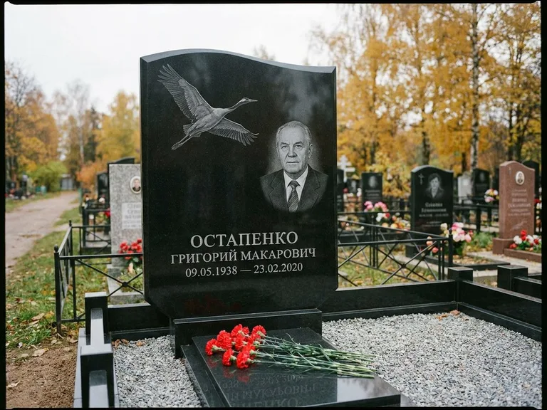 Памятник с гравировкой журавлей — гравировка журавлей, работа «Остапенко» в Норильске