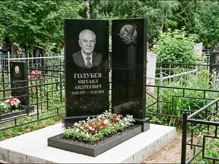 Памятник с гравировкой журавлей — гравировка клина журавлей на фоне солнечного диска, работа «Голубев» в Норильске
