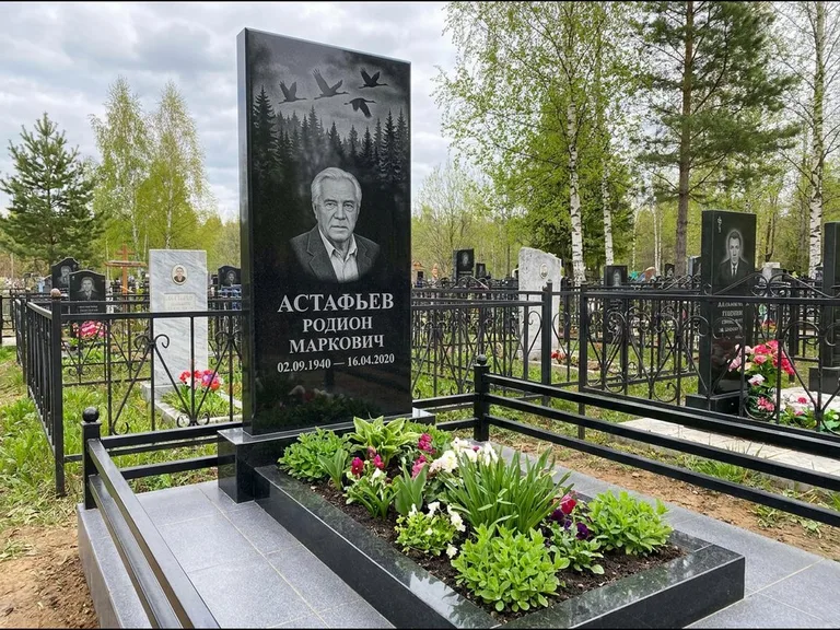 Памятник с гравировкой журавлей — гравировка силуэтов журавлей над еловым лесом, работа «Астафьев» в Норильске