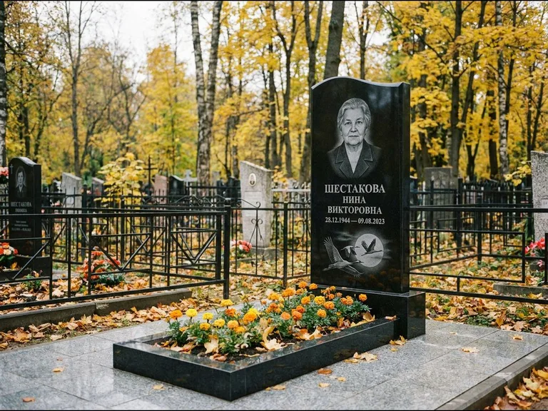 Памятник с гравировкой журавлей — гравировка клина журавлей на фоне солнечного диска, работа «Шестакова» в Норильске