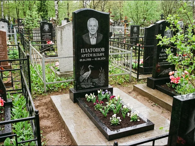 Памятник с гравировкой журавлей — гравировка журавля у камышей рядом с эпитафией, работа «Платонов» в Норильске