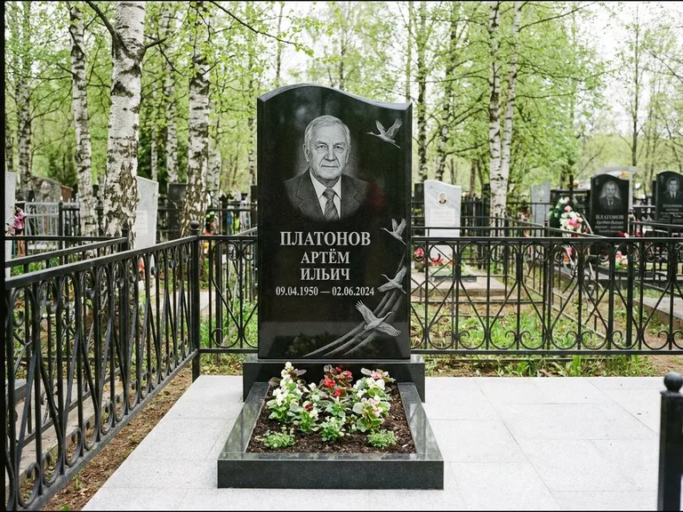 Памятник с гравировкой журавлей — гравировка трёх журавлей по диагонали через свободное поле с, работа «Платонов» в Норильске