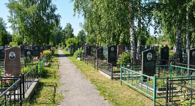 Памятники на Городском кладбище №1 в Нижневартовске