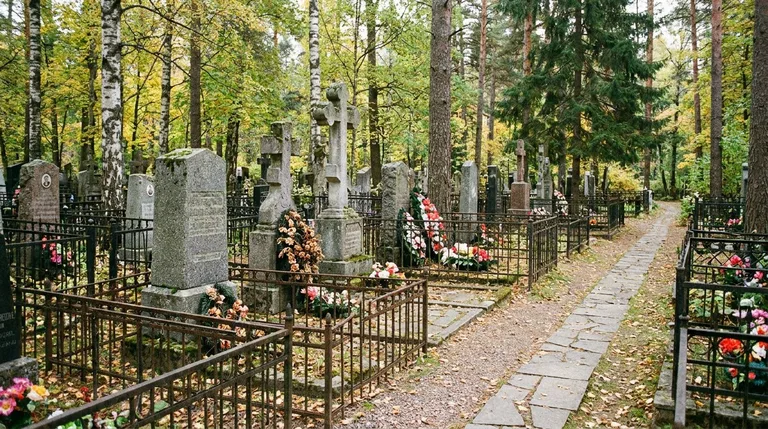 Мастер мастерской «Мастер Каменев» выполняет реставрацию старого гранитного надгробия на участке Громовского кладбища в Санкт-Петербурге