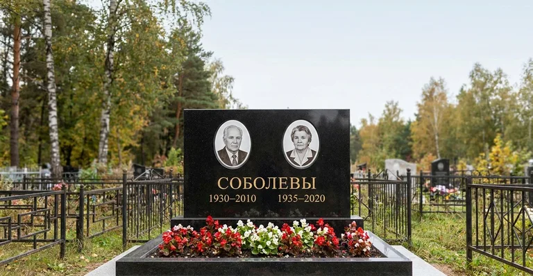 Мраморный памятник, Пример гранитного памятника с цветником и гравировкой работы мастерской «Мастер Каменев»