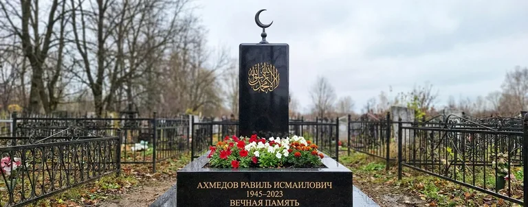 Памятник в духе этого кладбища