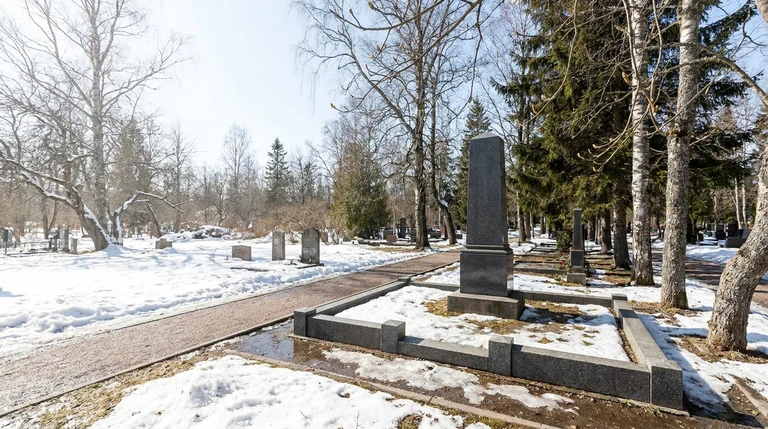 Гранитный памятник на Ивановском кладбище в деревне Ямонтово в Новой Москве