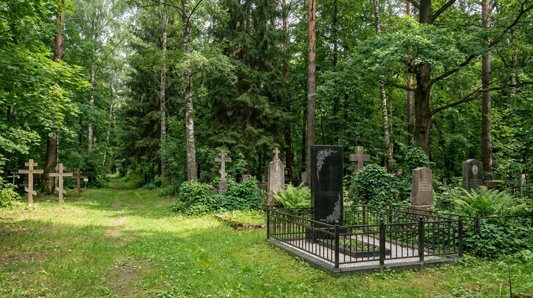 Гранитный памятник на семейном участке Кунцевского кладбища в Москве