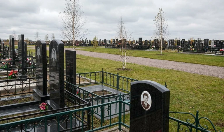 Памятники на Левобережном кладбище в Магнитогорске