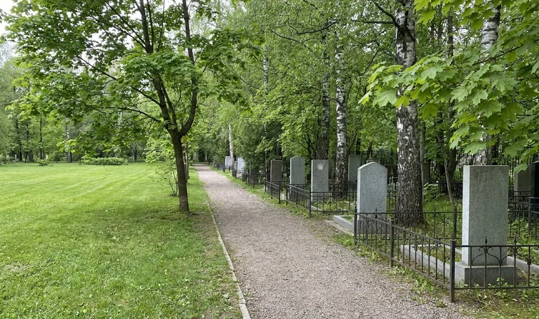 Памятники на Мусульманском кладбище в Оренбурге