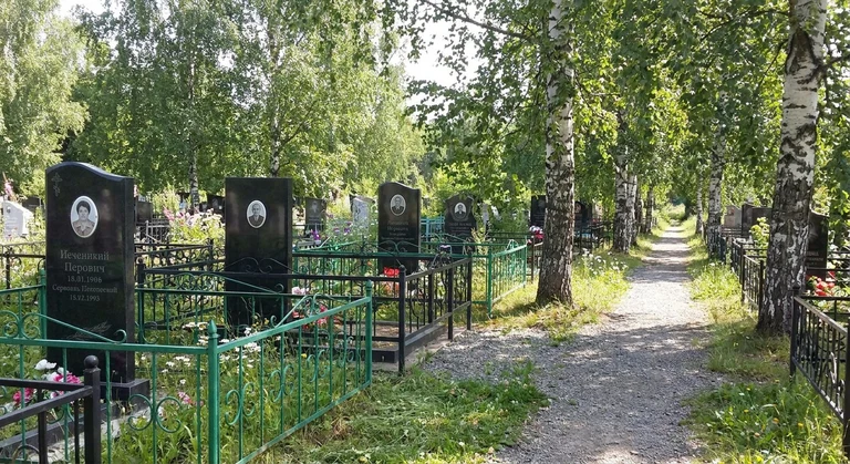 Памятники на Правобережном кладбище в Магнитогорске