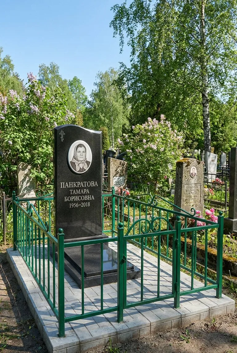 Аллея на Старом городском кладбище в Норильске