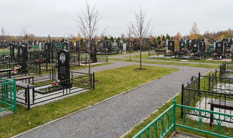 Памятники на Старом кладбище в Южно-Сахалинске