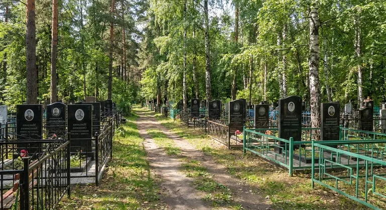 Аллея на Успенском кладбище в Челябинске