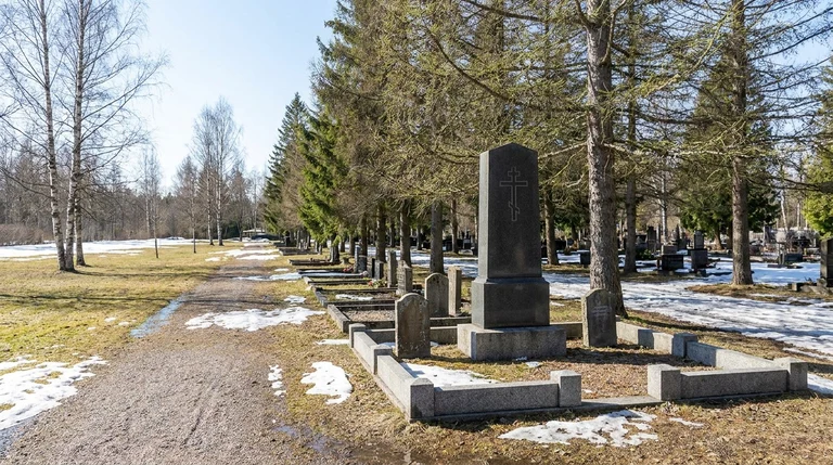 Гранитный памятник на Воскресенском кладбище в Рязани, мкр. Сысоево