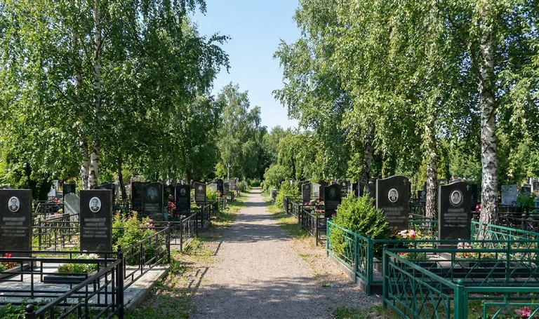 Памятники на Восточном кладбище в Пензе