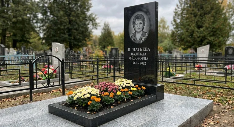 Гранитный памятник с портретом, Пример гранитного памятника работы мастерской «Мастер Каменев» на кладбище Красная Этна