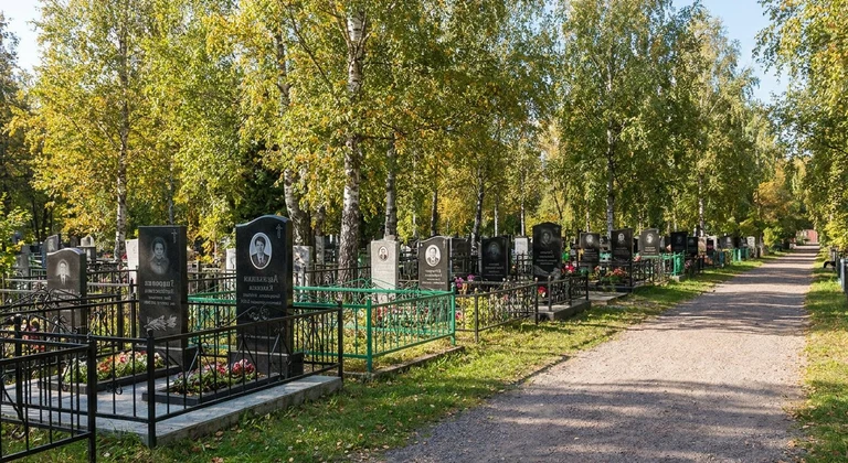 Памятники на Южном кладбище в Уфе