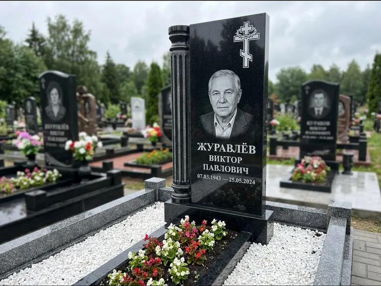 Памятник из чёрного гранита — семейный мемориал из двух стел с крестом с рушником, работа «Гущин» в Норильске