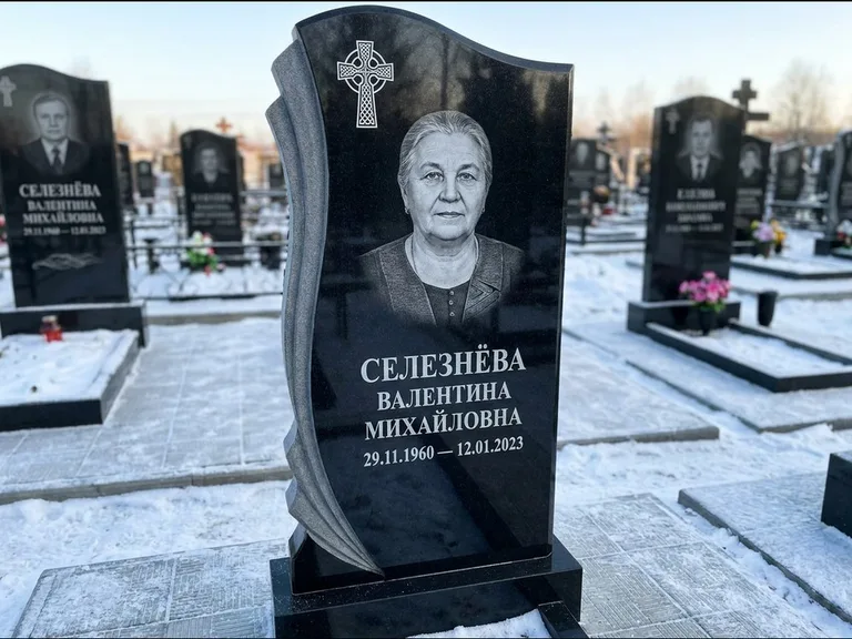 Памятник из чёрного гранита — восьмигранный обелиск с кельтским крестом, работа «Некрасова» в Норильске
