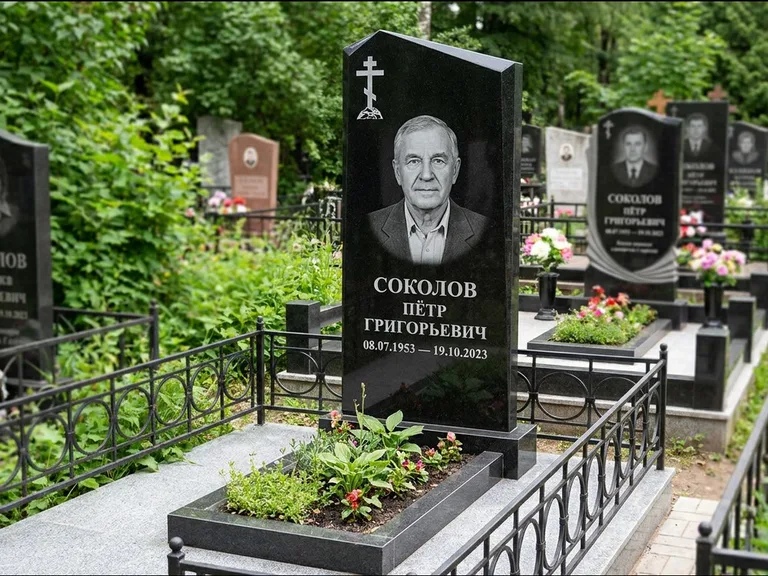 Памятник из чёрного гранита — полукруглая стела с крестом на Голгофе, работа «Журавлёв» в Норильске