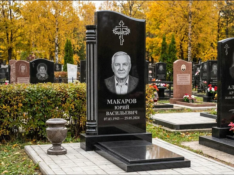 Памятник из чёрного гранита — асимметричная стела с крестом с рушником, работа «Панкратов» в Норильске
