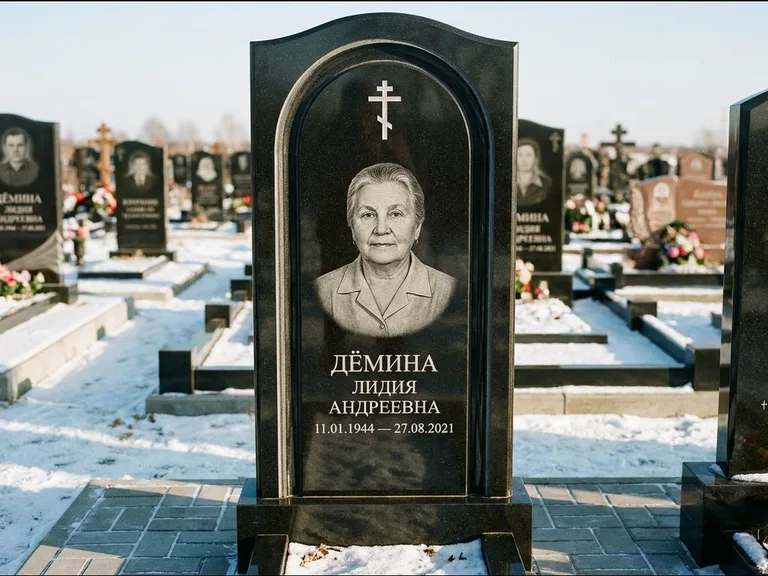 Памятник из чёрного гранита — стела-триптих с крестом с терновым венцом, работа «Ерофеева» в Норильске