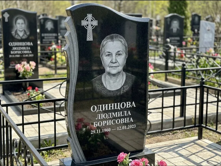 Памятник из чёрного гранита — стела с портретным овалом с кельтским крестом, работа «Савельева» в Норильске