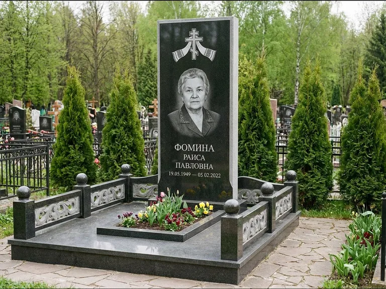 Памятник из чёрного гранита — семейный мемориал с ажурным резным крестом, работа «Мельникова» в Норильске