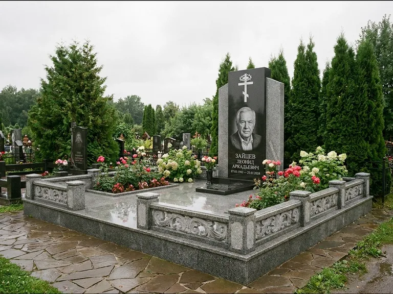 Памятник из чёрного гранита — стела с двумя портретами с крестом с рушником, работа «Богданов» в Норильске