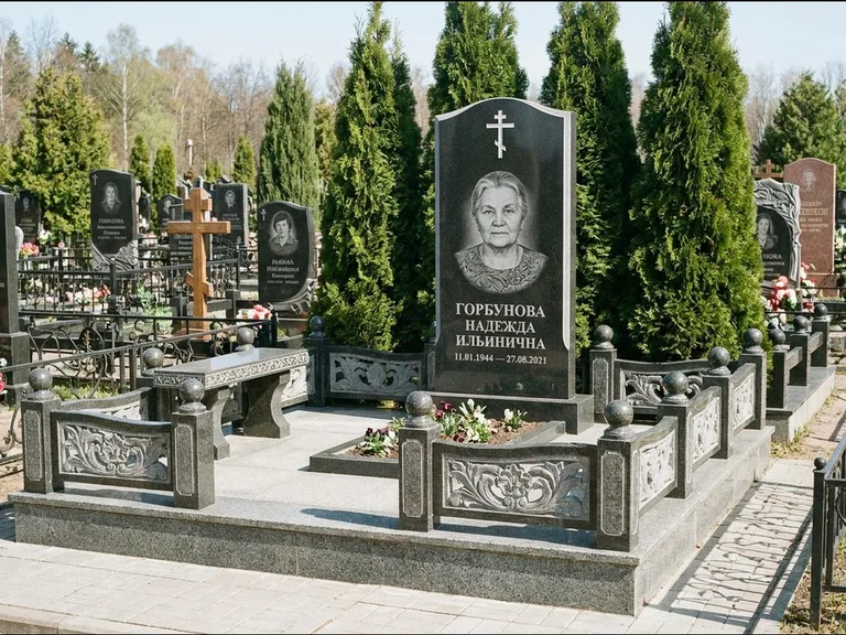 Памятник из чёрного гранита — стела с золочёным крестом с крестом с терновым венцом, работа «Селезнёва» в Норильске
