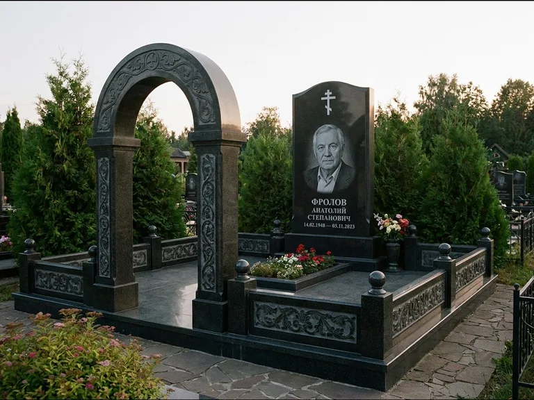 Памятник из чёрного гранита — высокая стела с процветшим крестом с православным восьмиконечным крестом, работа «Панкратов» в Норильске